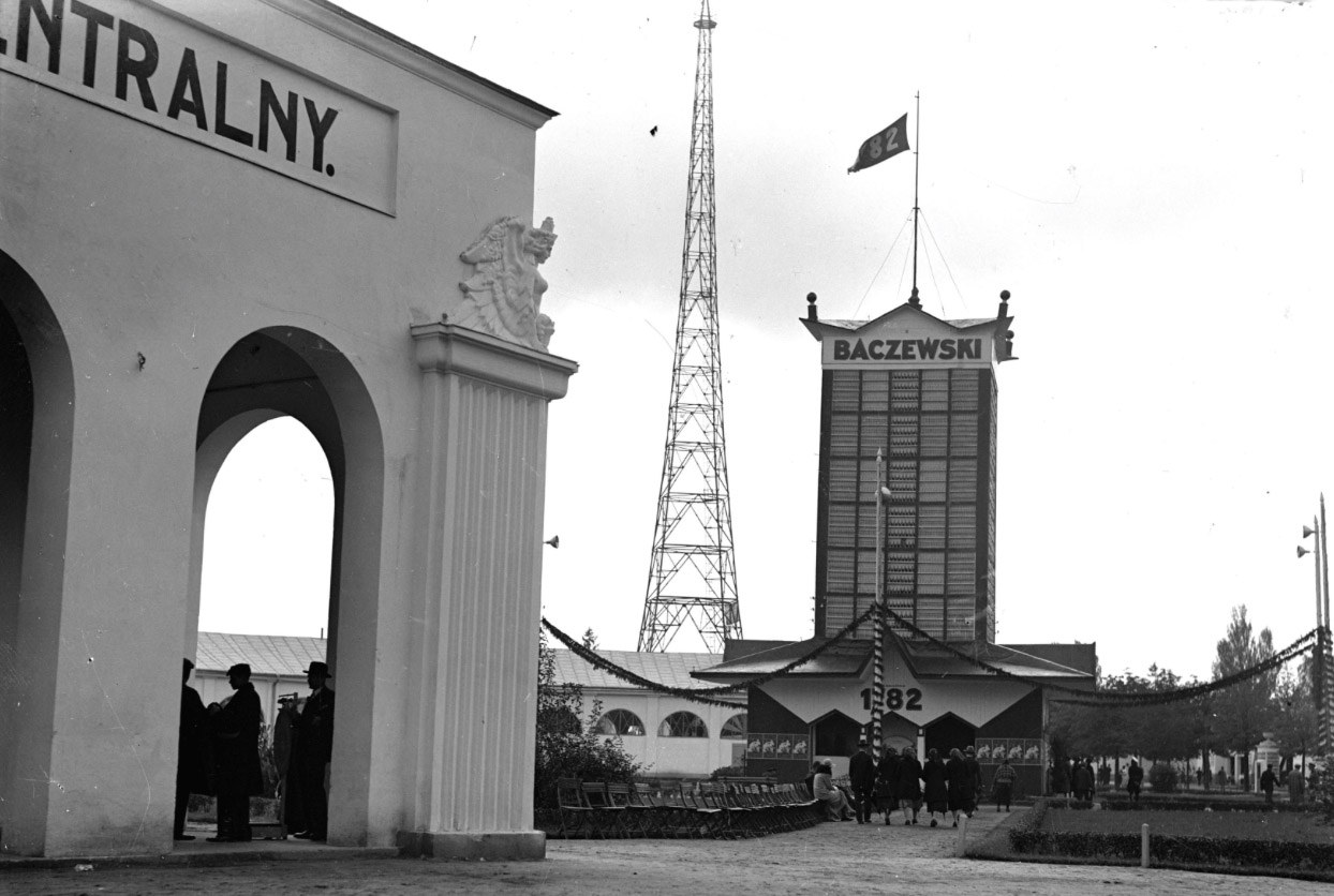 Часть центрального павильона Восточной ярмарки. На заднем плане башня завода по производству водки, ликера и рома «Baczewski», Львов, 1930 год. Фото: audiovis.nac.gov.pl (NAC)